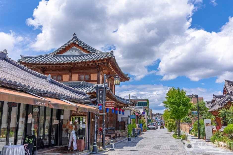 전주 한옥마을 개나리